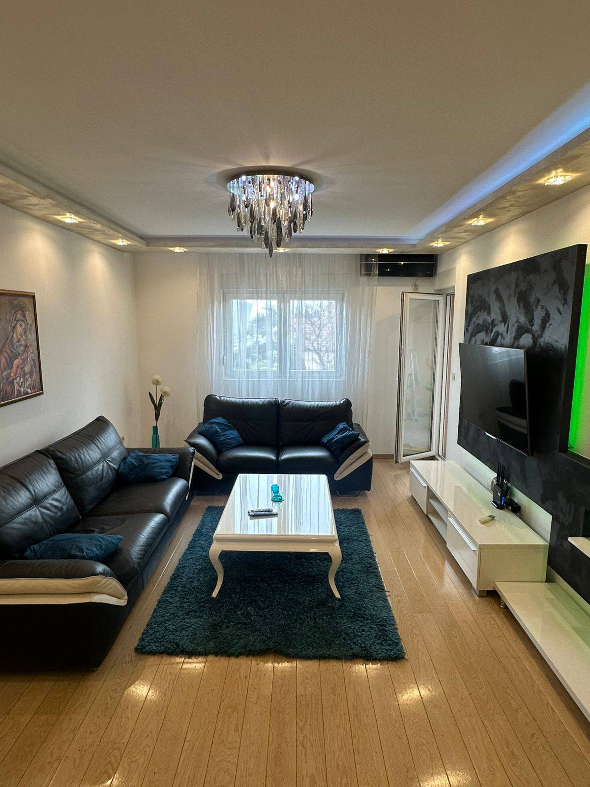 A luxuriously furnished two-room apartment in the City quarter is for rent