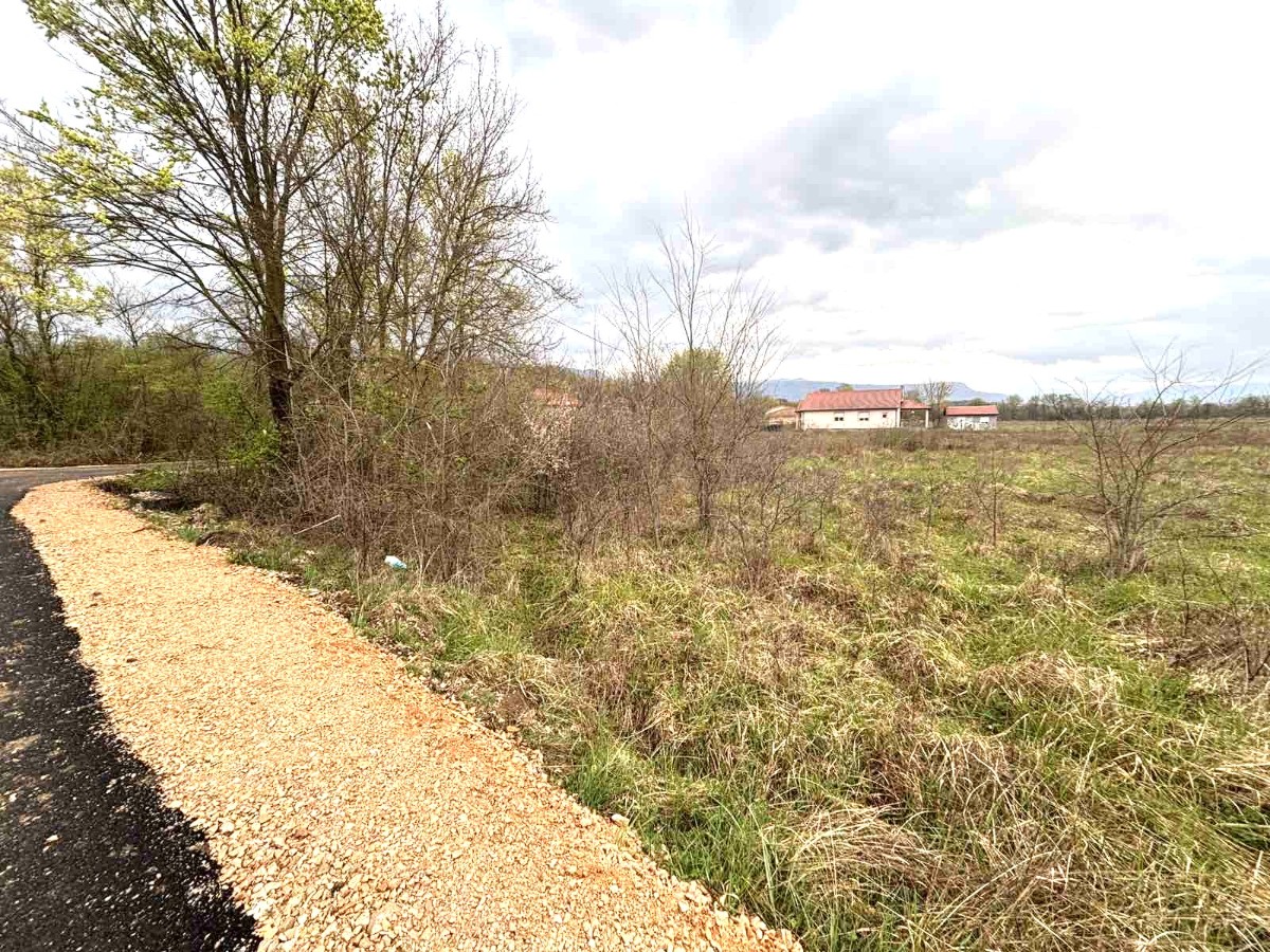 Prodaje se plac u naselju Kosić, Danilovgrad.