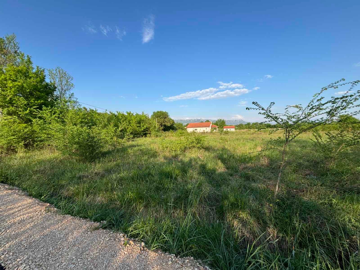 Prodaje se plac u naselju Kosić, Danilovgrad.