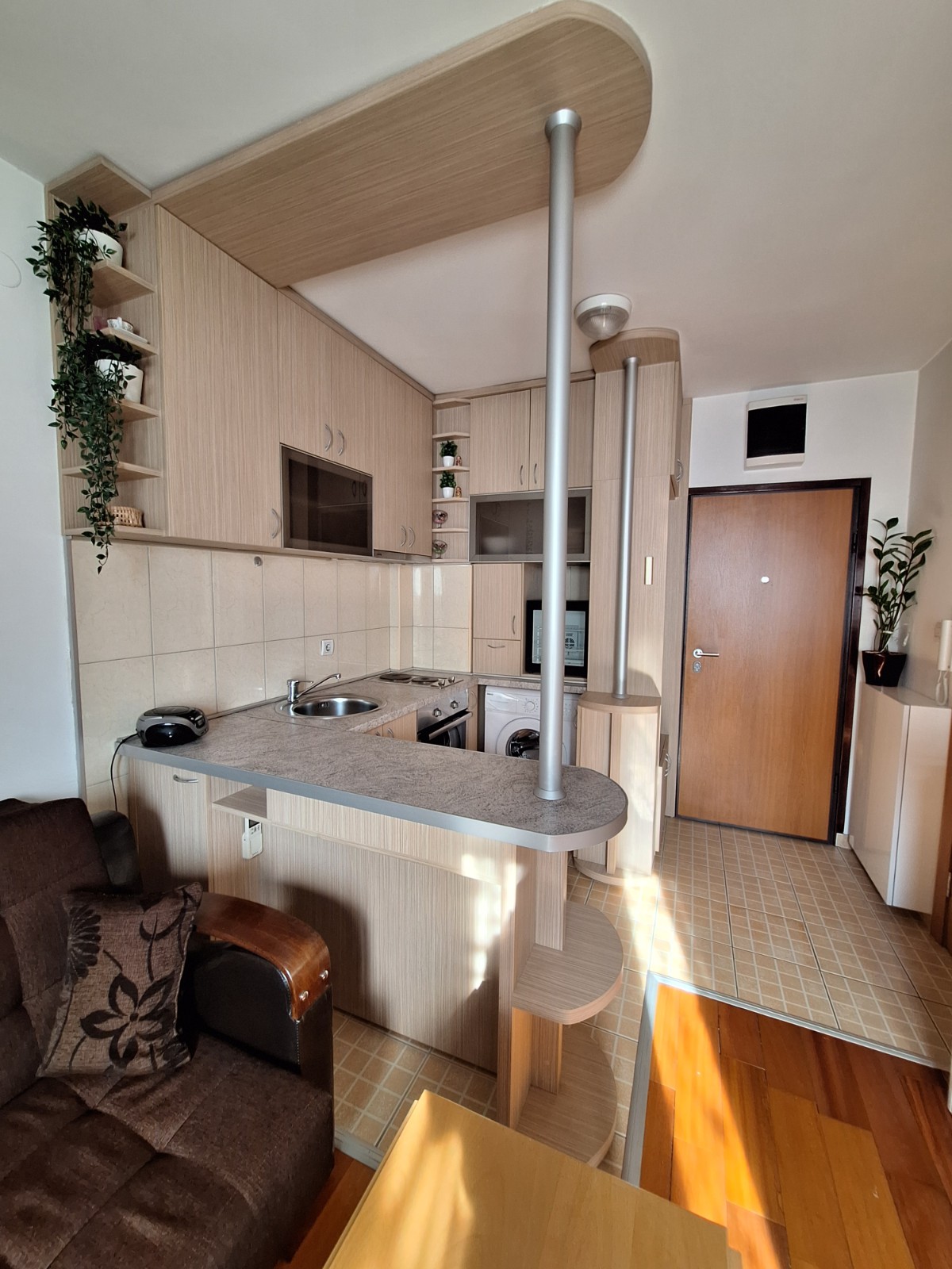 Prodaje se kompletno opremljena garsonjera, Zabjelo. 