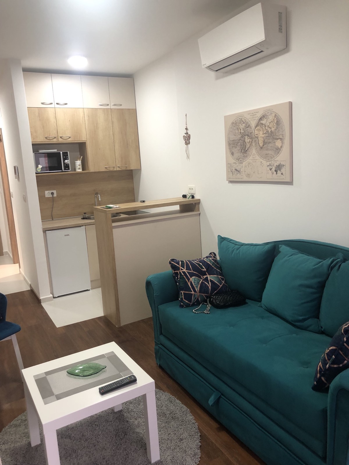 Izdaje se moderno opremljena garsonjera,Master kvart,Podgorica