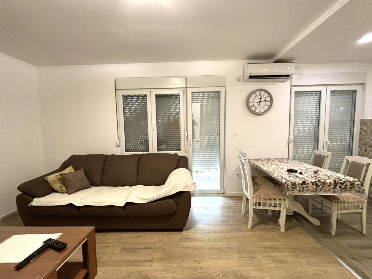 Izdaje se dvosoban stan kod autobuske stanice u Podgorici.