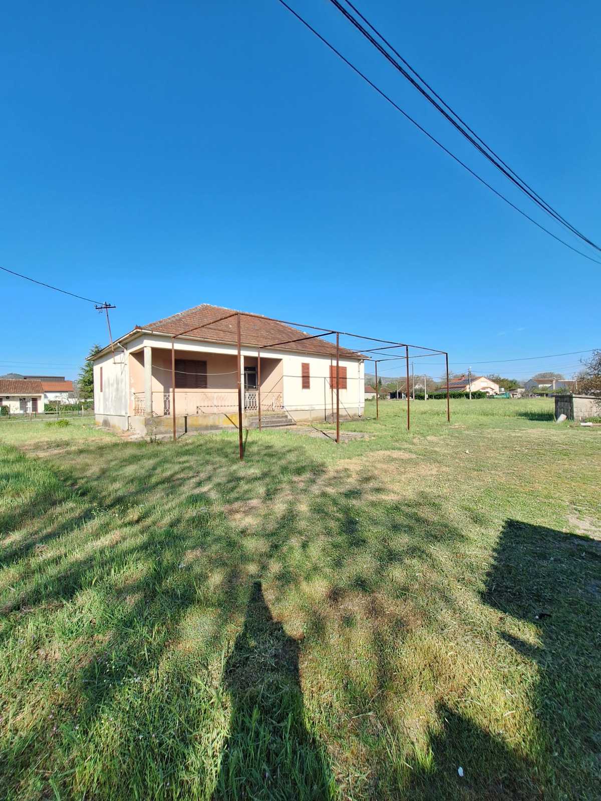 Prodaje se plac sa kućom u Mahali,Zeta