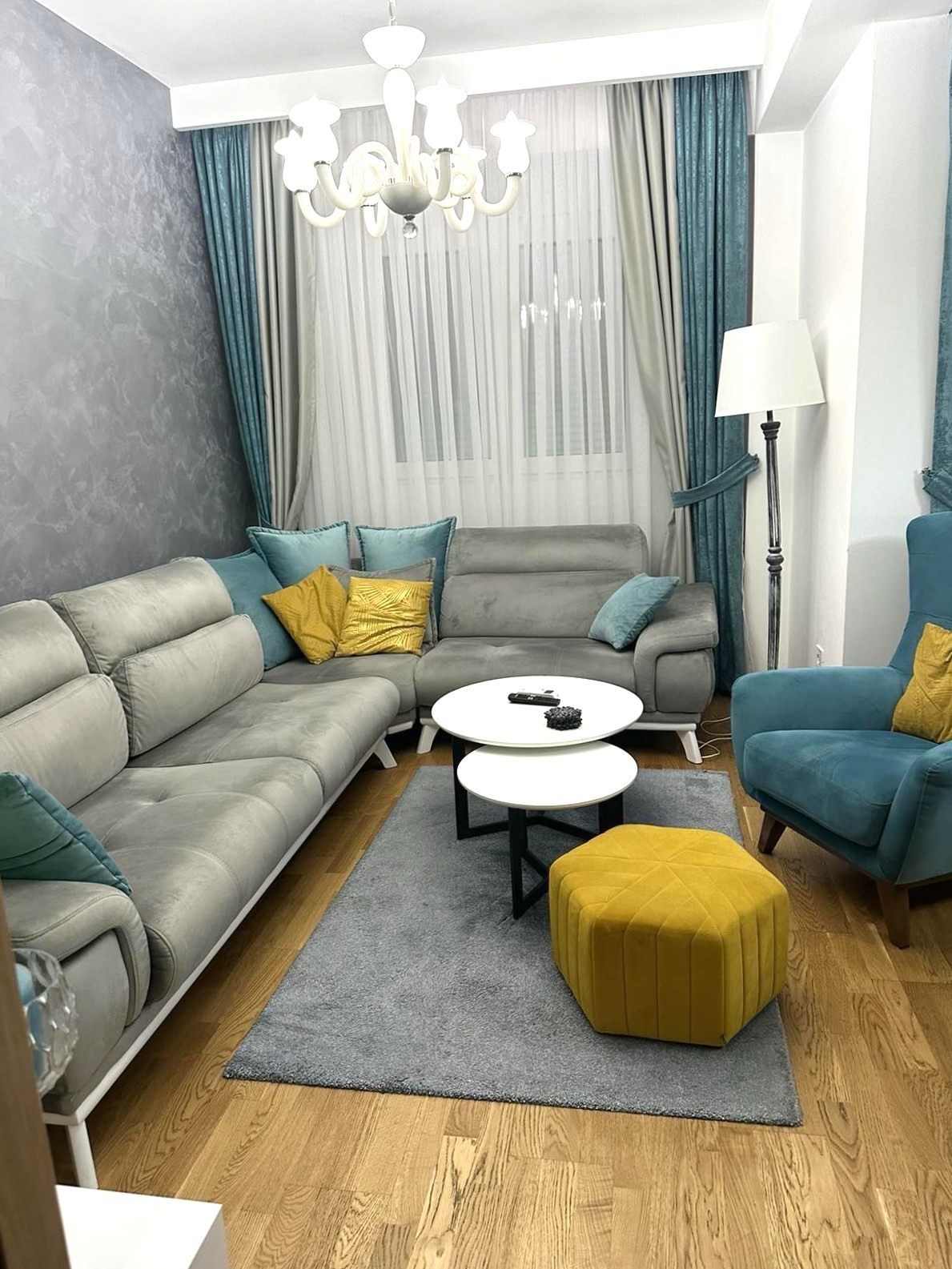 Izdaje se dvosoban stan na Pobrežju, Podgorica. 