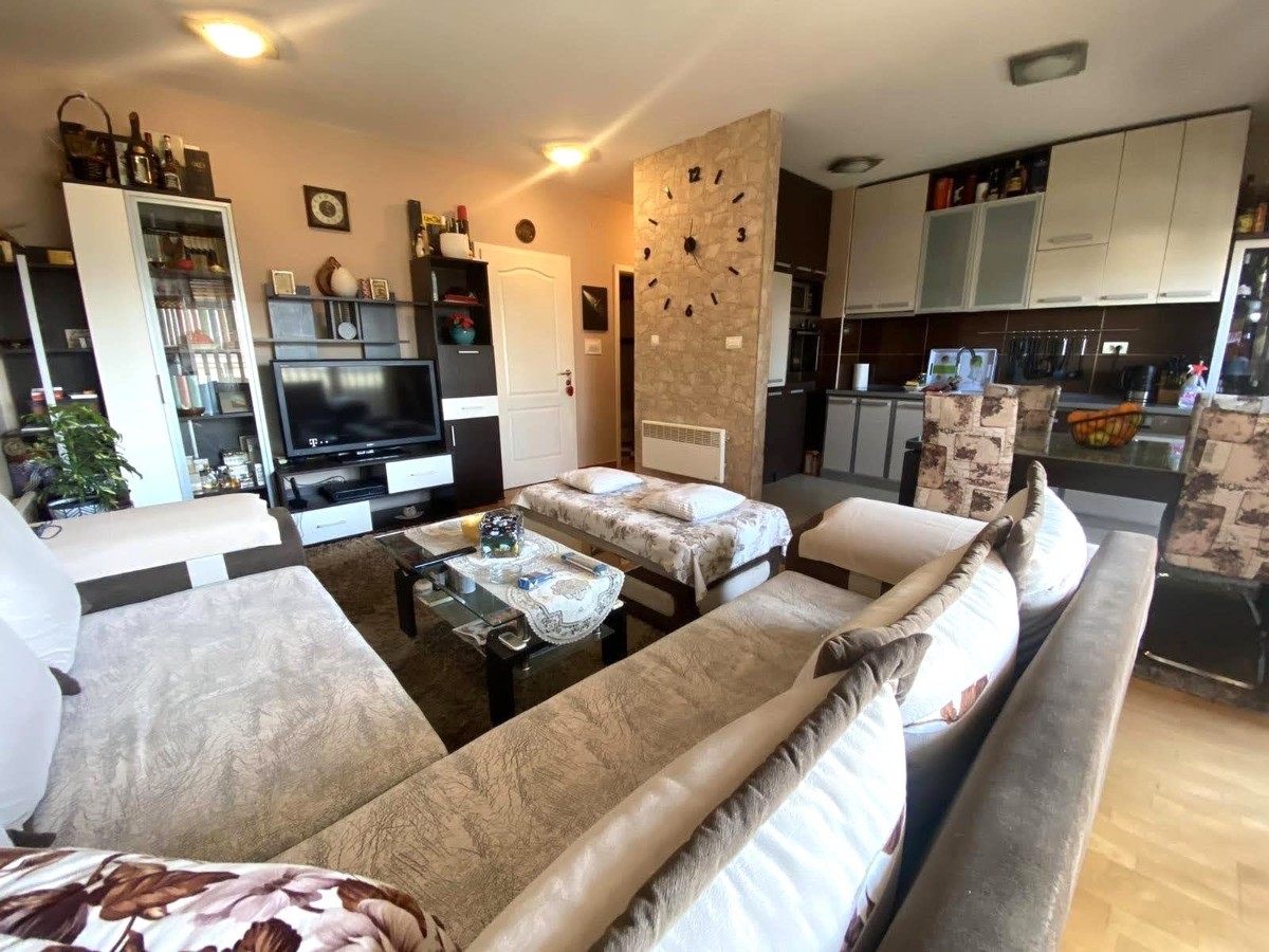 Prodaje se kompletno namjesten trosoban dupleks stan sa parkingom, ispod Ljubovica, Zabjelo, Podgorica