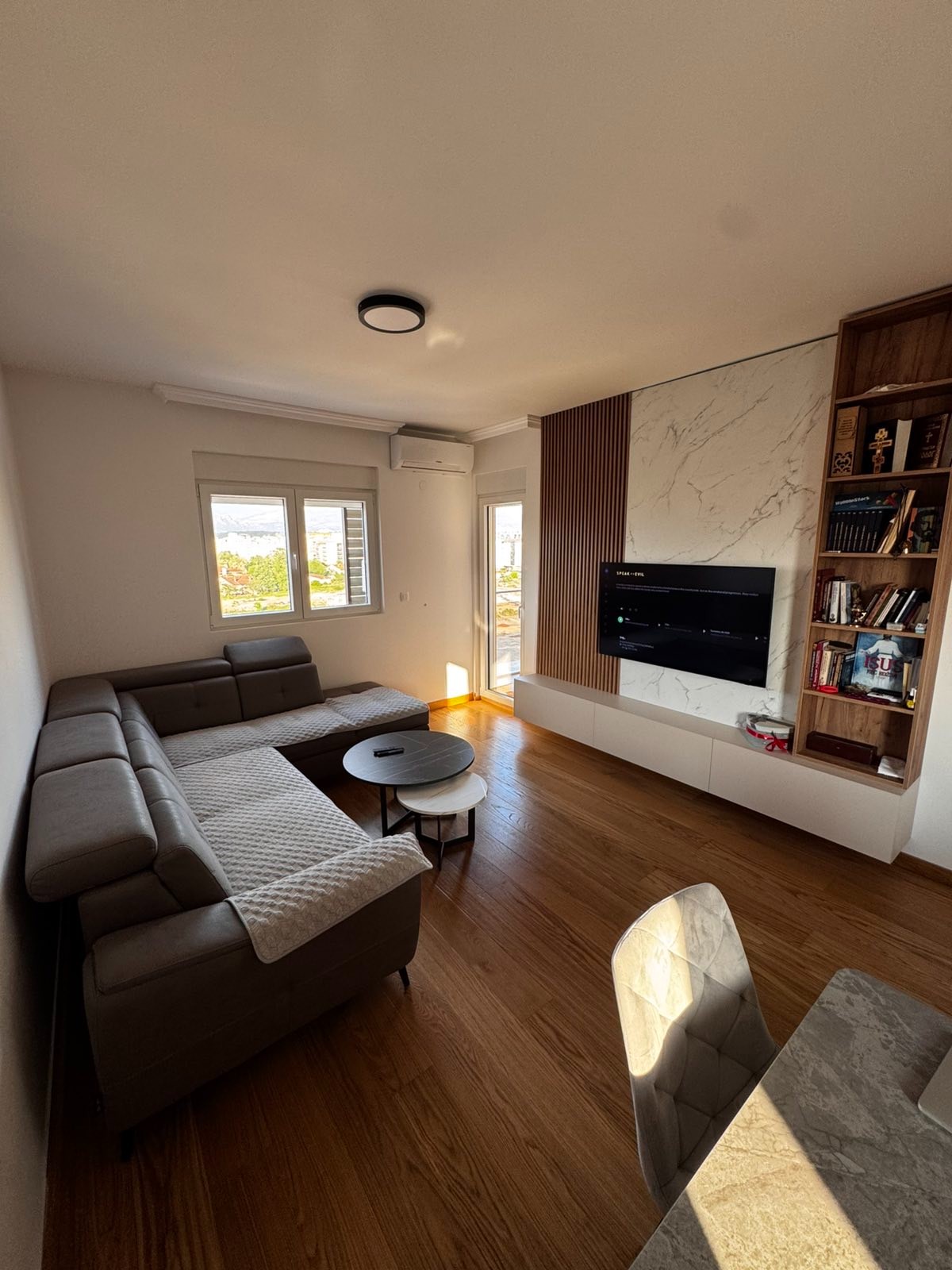 Prodaje se luksuzan dvosoban stan, New City, Podgorica