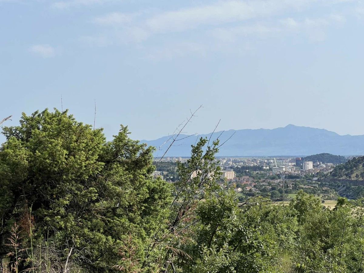 Prodaje se plac u Rogamima sa prelijepim pogledom na grad, Podgorica. 