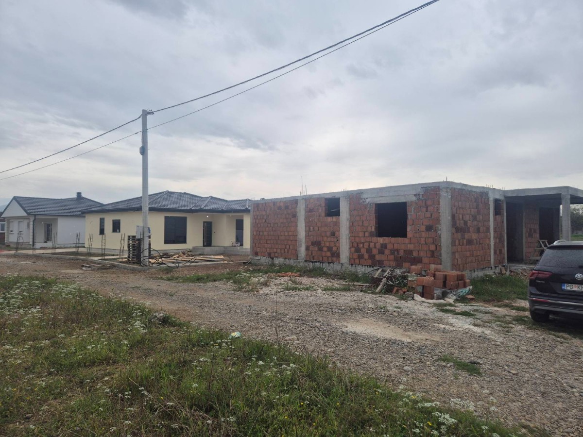 Prodaje se plac sa zapocetom kucom na odlicnoj lokaciji, Gornja Gorica, Podgorica