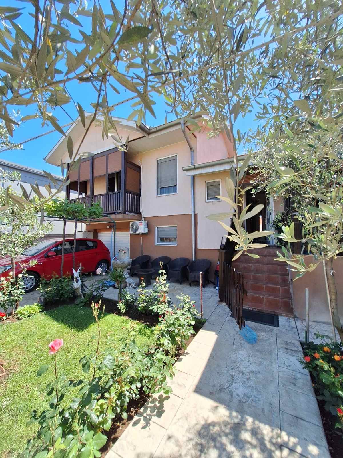 Prodaje se trosobna, polunamjestena kuca sa placem na odlicnoj lokaciju u Zagoriču, Podgorica