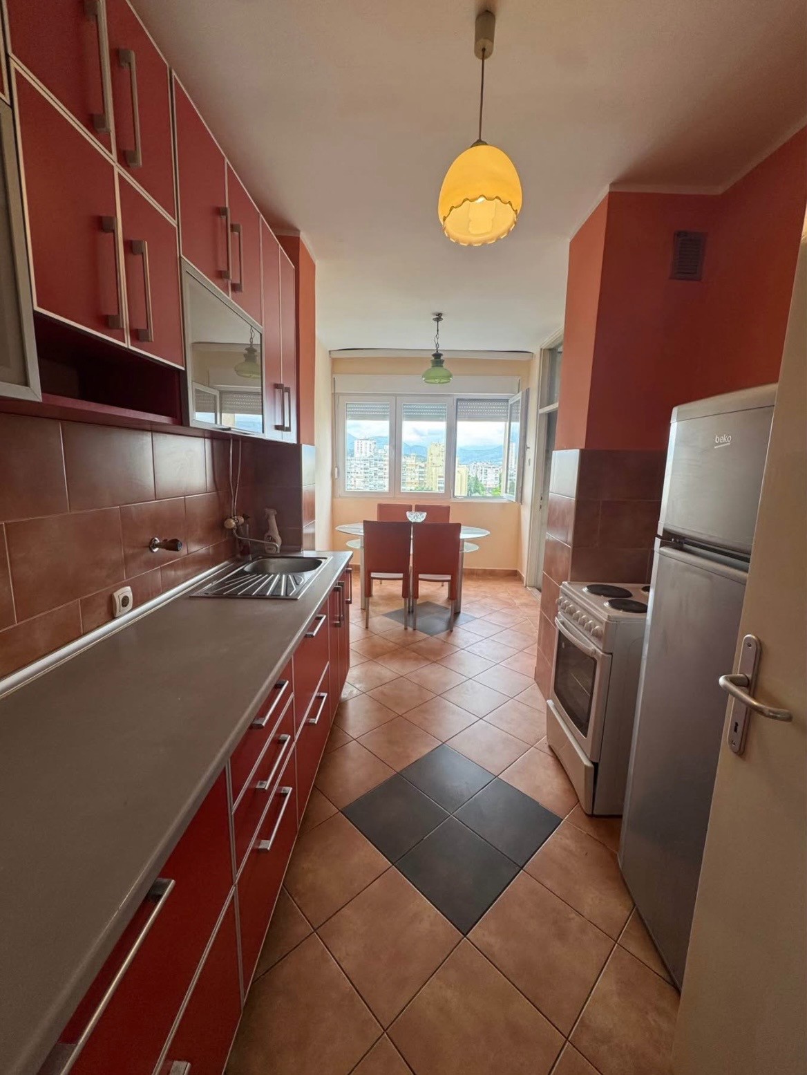 Prodaje se polunamjesten trosoban stan na odlicnoj lokaciji, Tuški put, Podgorica