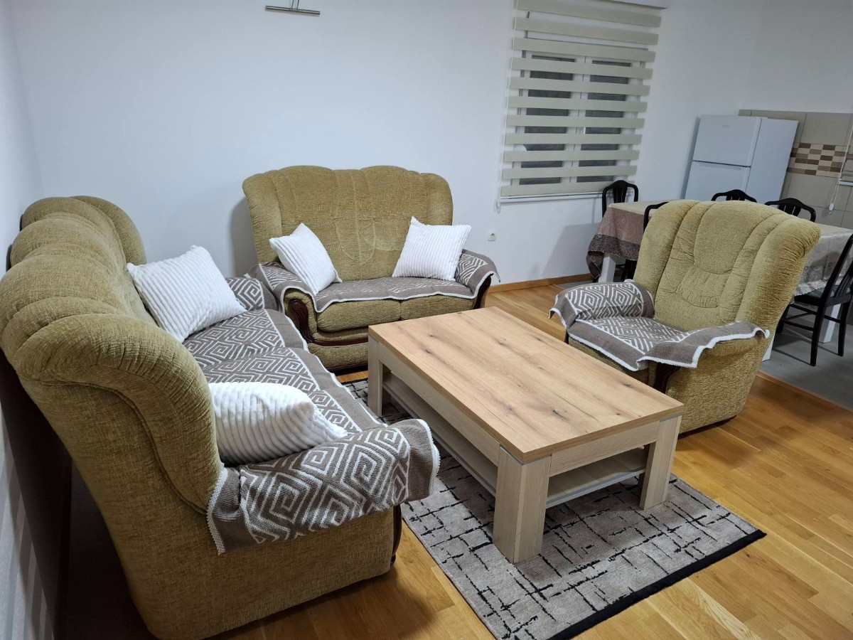 Izdaje se dvosoban stan u sklopu kuće, Masline, Podgorica. 
