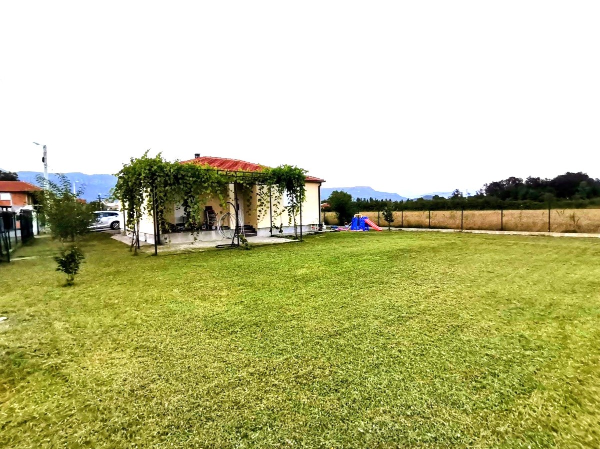 Izdaje se dvosobna kuća u Kosiću, Danilovgrad. 