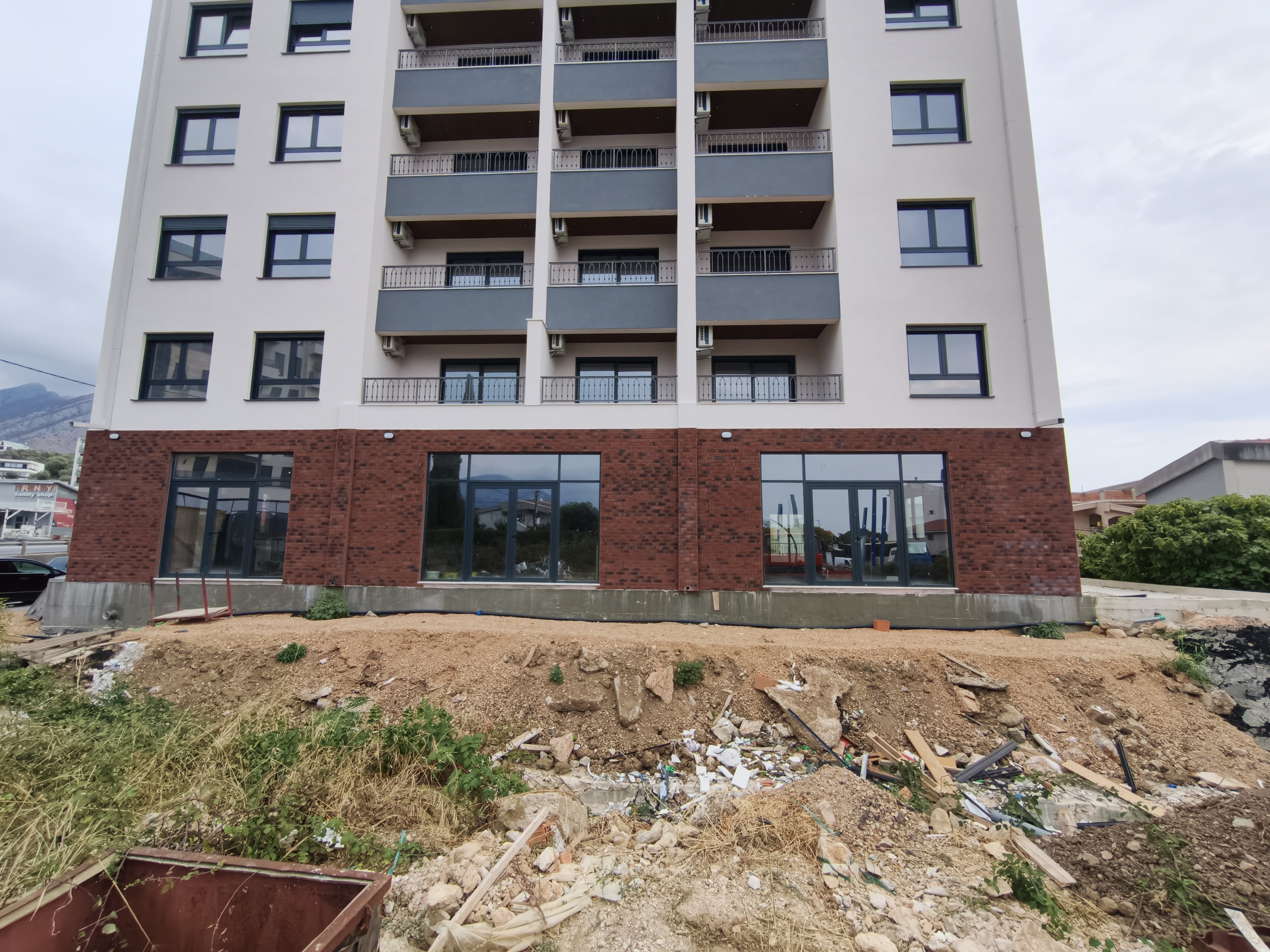 Prodaje se poslovni prostor u Baru, 318m2.