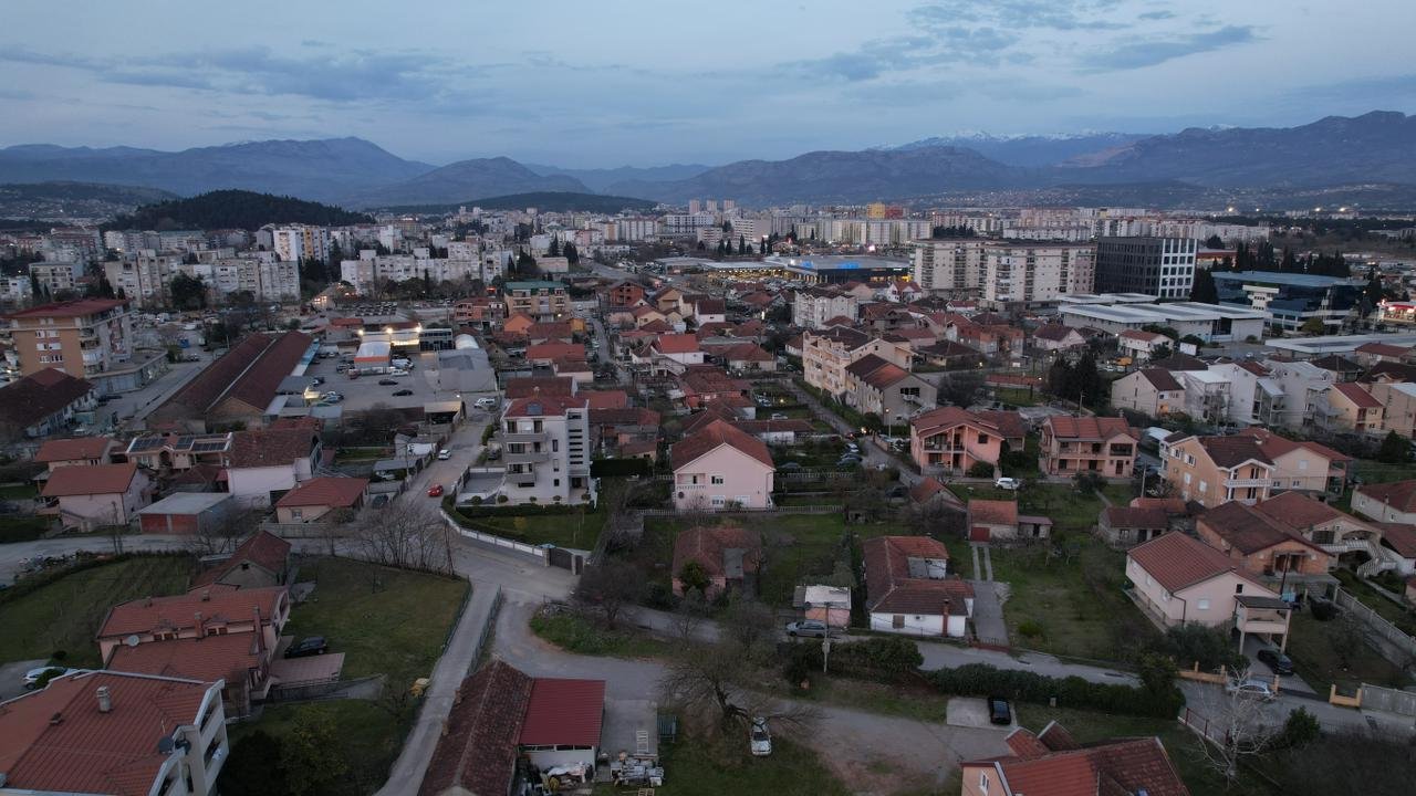 Prodaje se urbanizovan plac (Po+Pr+2+M) na odličnoj lokaciji, Zabjelo.
