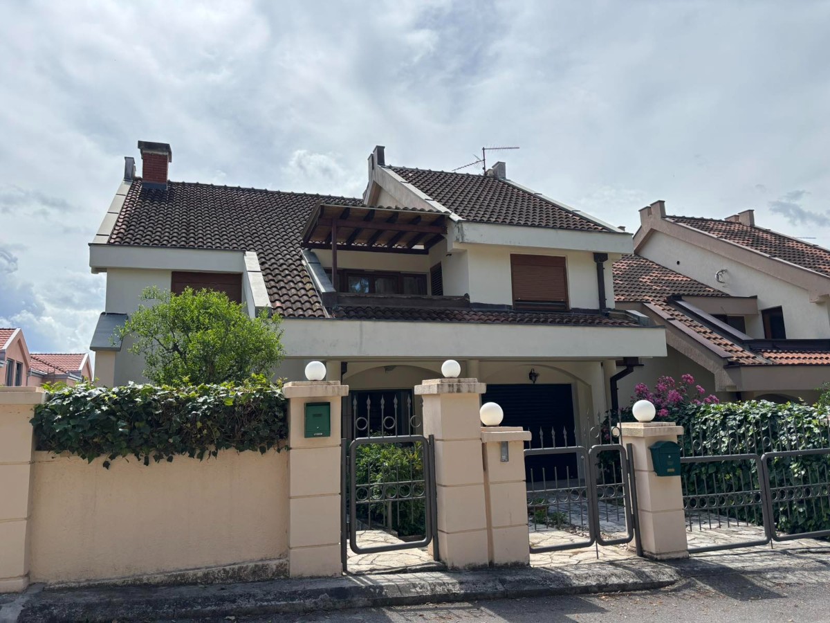 Five-room house for rent in Gorica C, Podgorica. 
