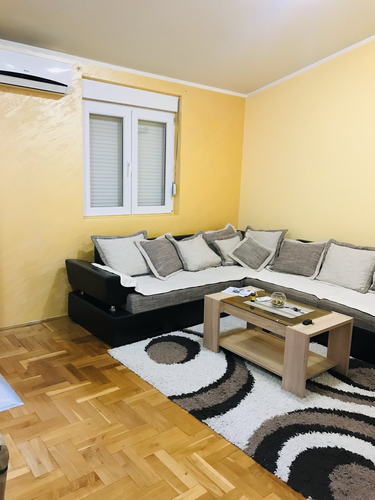 Izdaje se jednosoban stan na Zabjelu, Podgorica. 