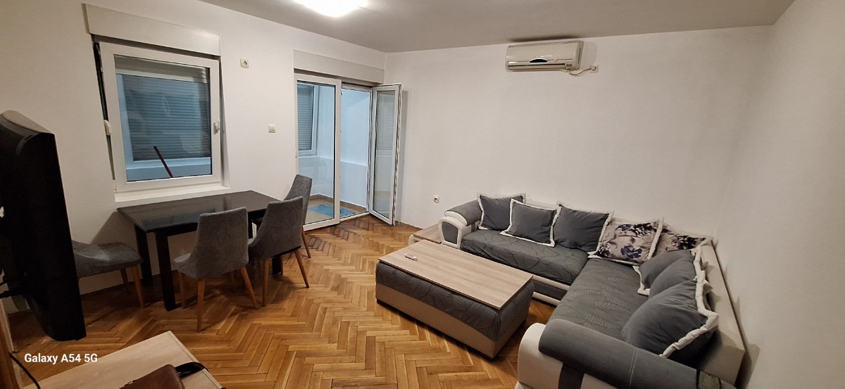 Izdaje se dvosoban stan u Tološima, Podgorica. 