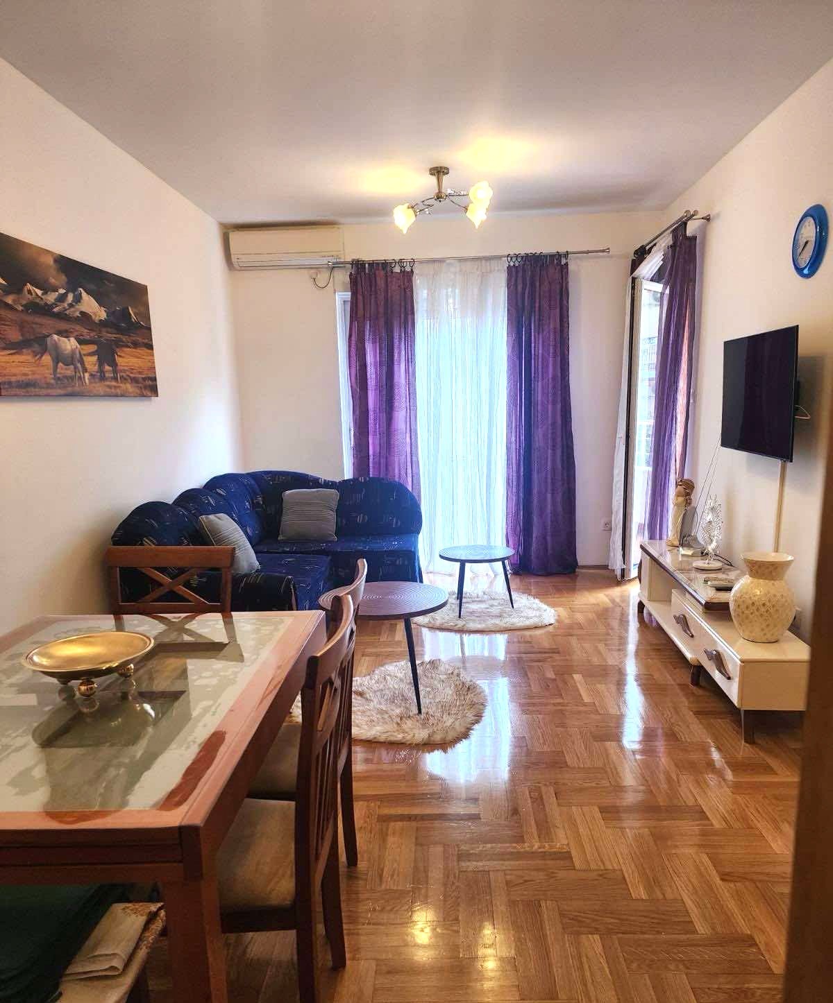 Izdaje se jednosoban stan u Budvi, na odličnoj lokaciji.  