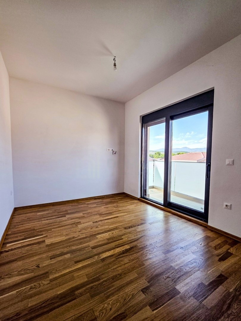 Izdaje se garsonjera u Tološkoj šumi, idealna za kancelariju. 