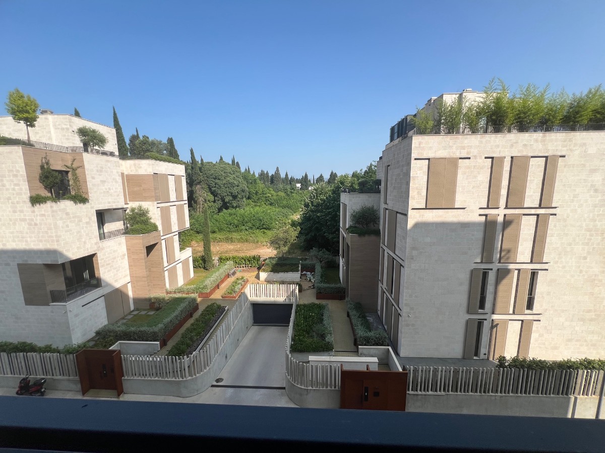 Izdaje se luksuzan dvosoban stan – 69 m² – Centar, Podgorica (ispod Gorice)