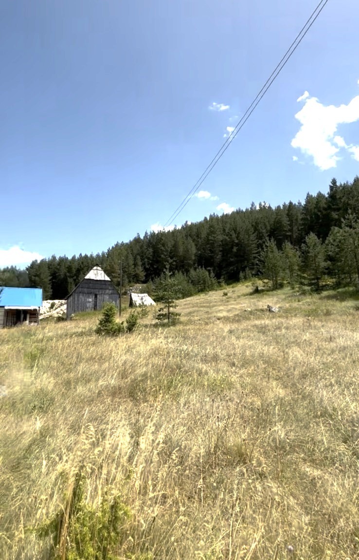 Prodaje se manji plac na Žabljaku, Borje, u blizini Polar star hotela. 