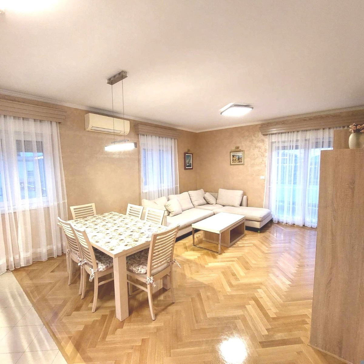 Luxuriously furnished two-bedroom apartment for rent in the City quarter, Podgorica.