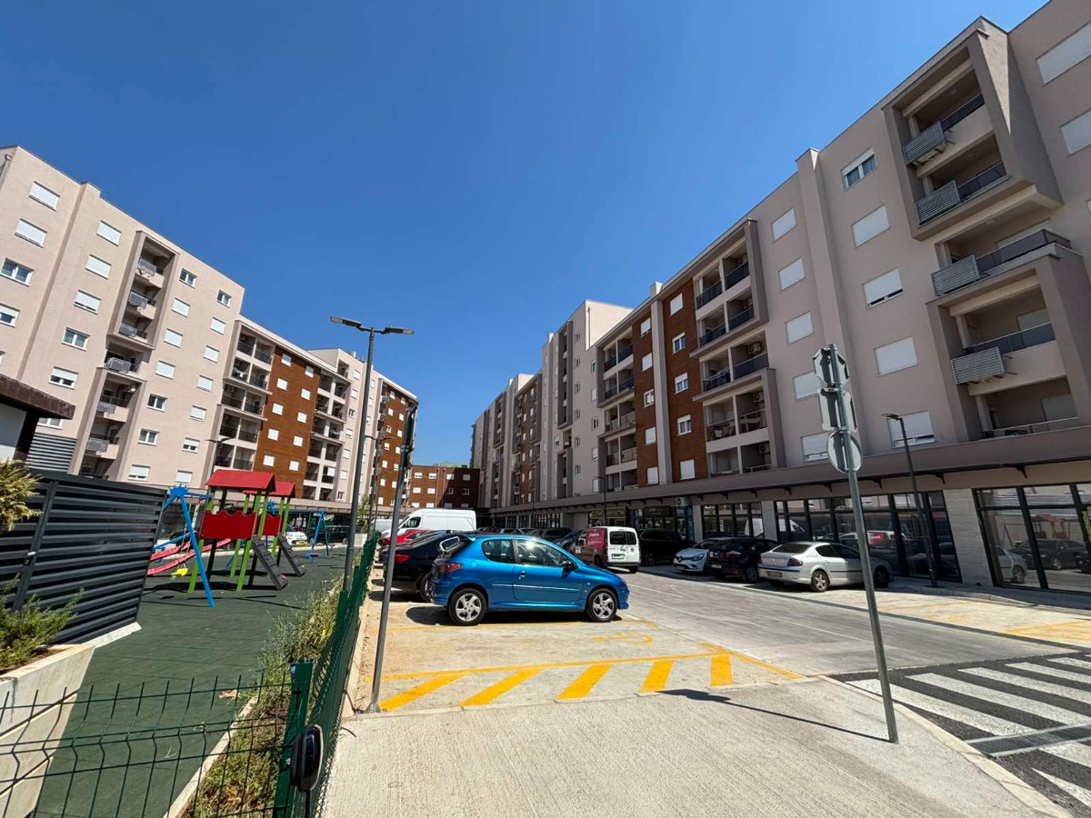 Izdaje se poslovni prostor 100 m2, zgrada Ventura, Stari Aerodrom, Podgorica. 