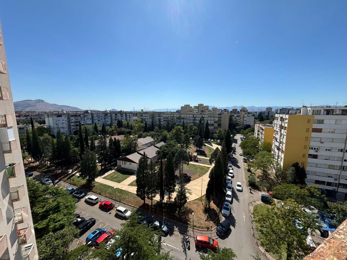 Prodaje se dvosoban stan u soliteru kod autobuske stanice i Gintaša, Podgorica. 