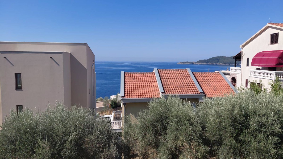 Larger one-bedroom apartment for sale in Pržno, Budva.