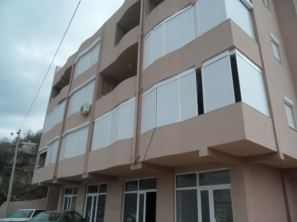 Na prodaju poslovni prostori različitih struktura na Prijevoru, Budva