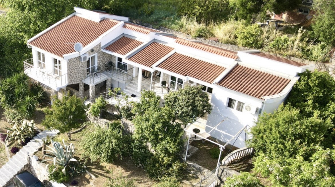 Prodaje se luksuzna porodična kuća sa više apartmana i pogledom na more.