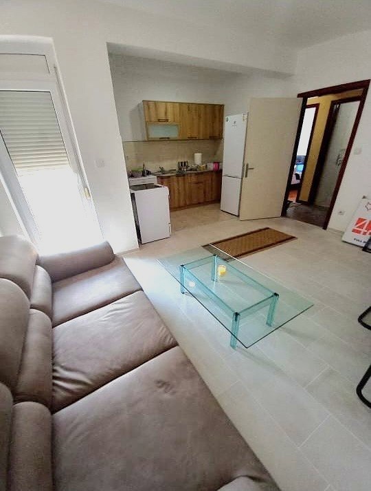 Izdaje se namjesten dvosoban stan iza Delte