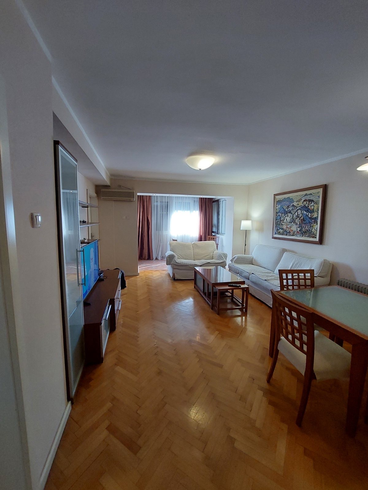 Izdaje se trosoban namjesten stan u centru grada, ulica Oktobarske revolucije