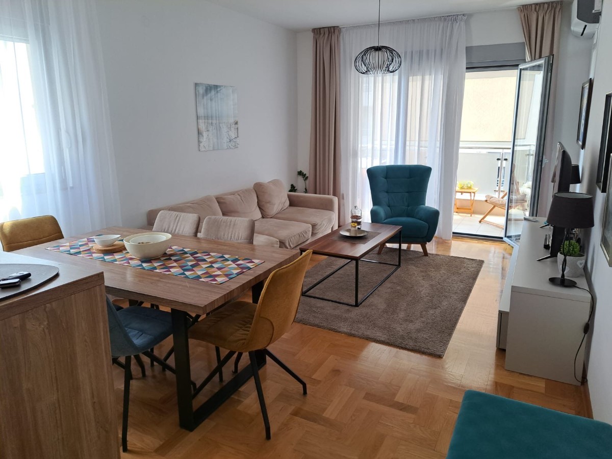 Selling a luxuriously furnished three-room apartment in Budva