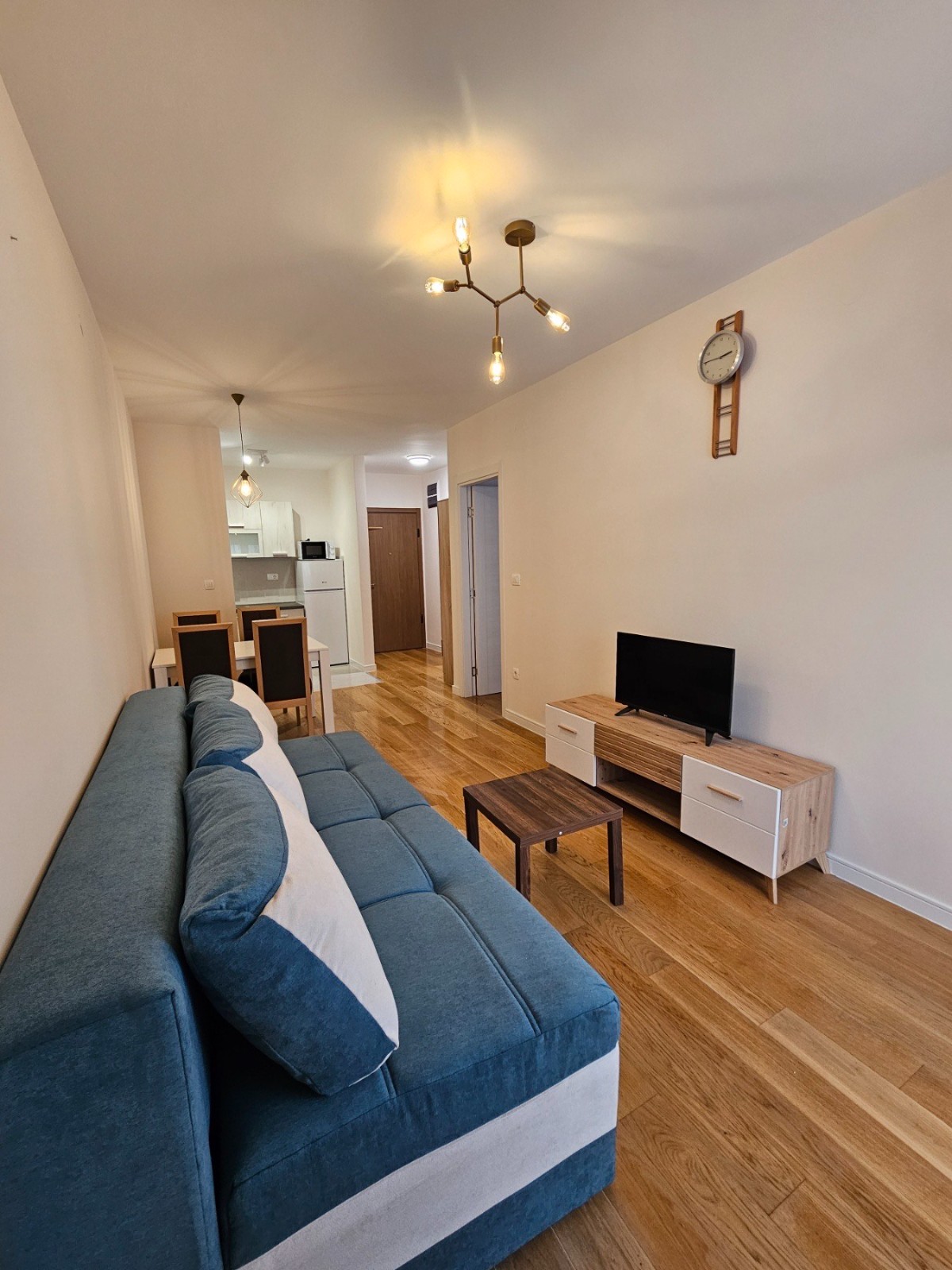 Izdaje se jednosoban, namjesten stan u Central Point-u, Podgorica