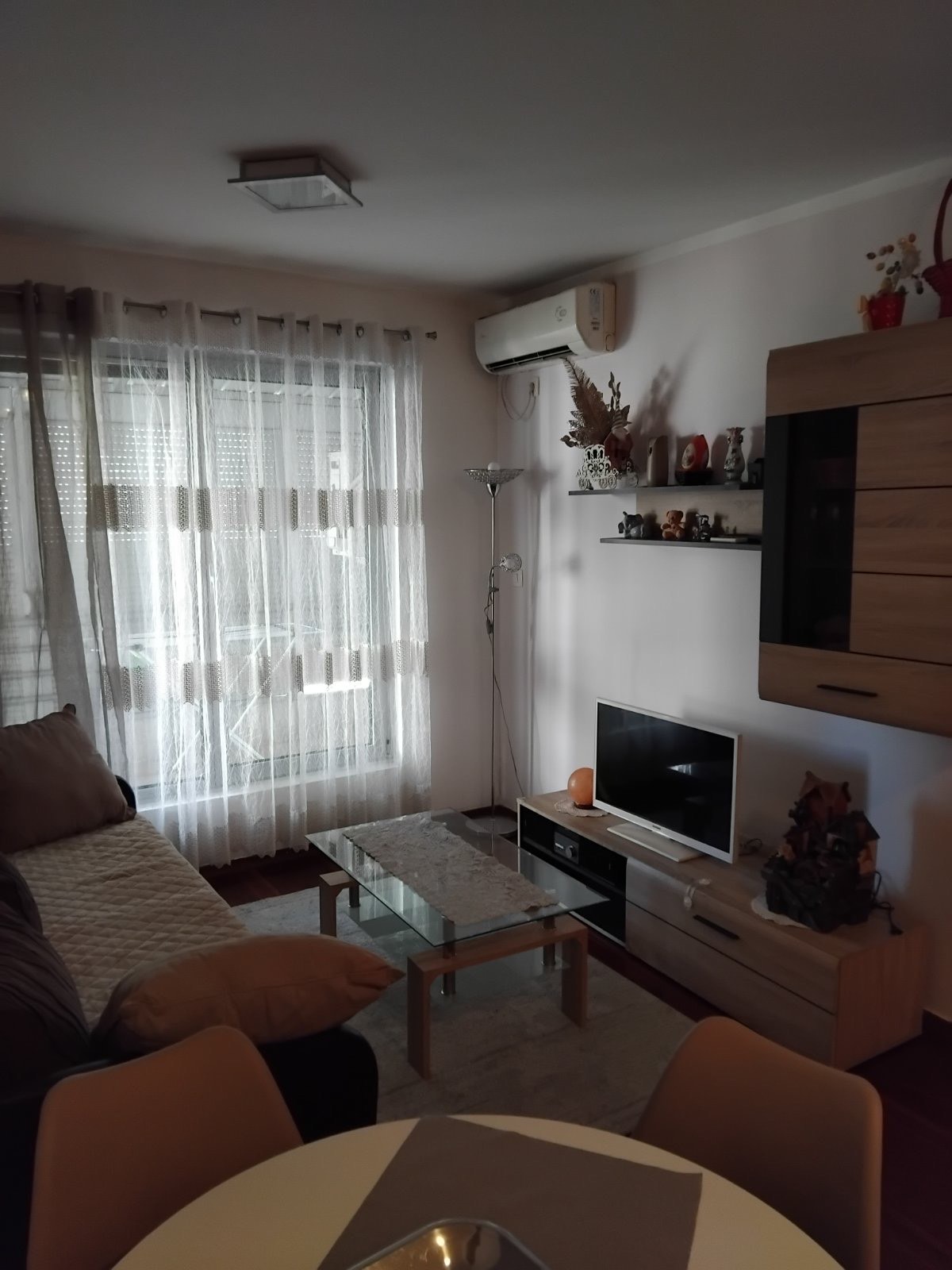 Izdaje se jednosoban, namjesten stan iza Delte , u blizini Krivog mosta, Podgorica