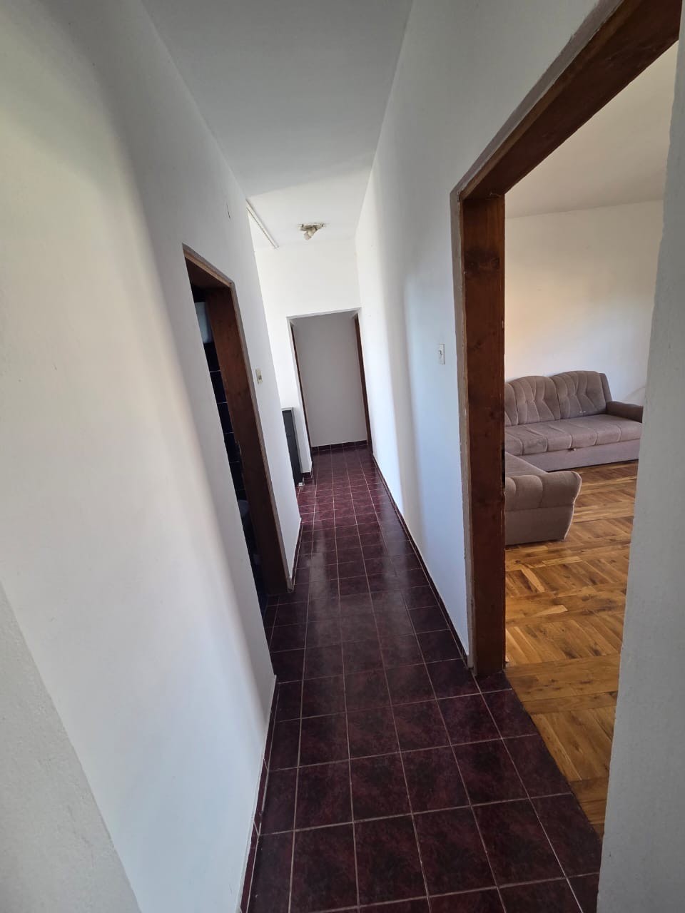 Izdaje se trosoban, nenamjesten stan u kuci, na Starom aerodromu, Podgorica