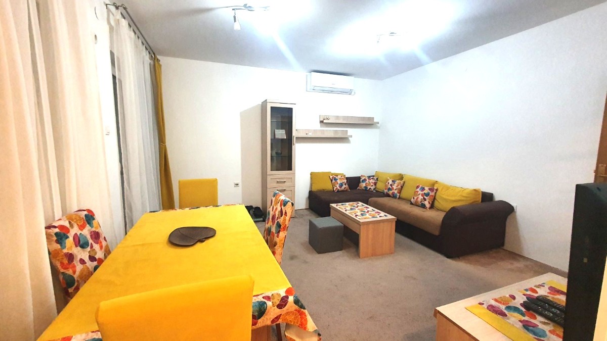 Izdaje se dvosoban stan u bloku IX, Podgorica. 