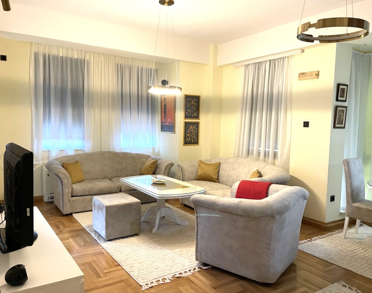 Izdaje se dvosoban stan u centru Podgorice. 