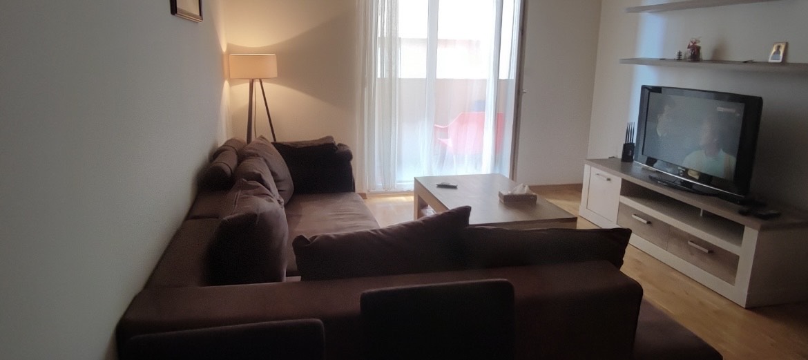 Izdaje se jednosoban stan na Tuskom putu, bulevar Stanka Radonjica