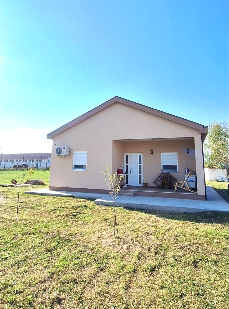 Prodaje se kuća u naselju Velje Brdo, Podgorica. 