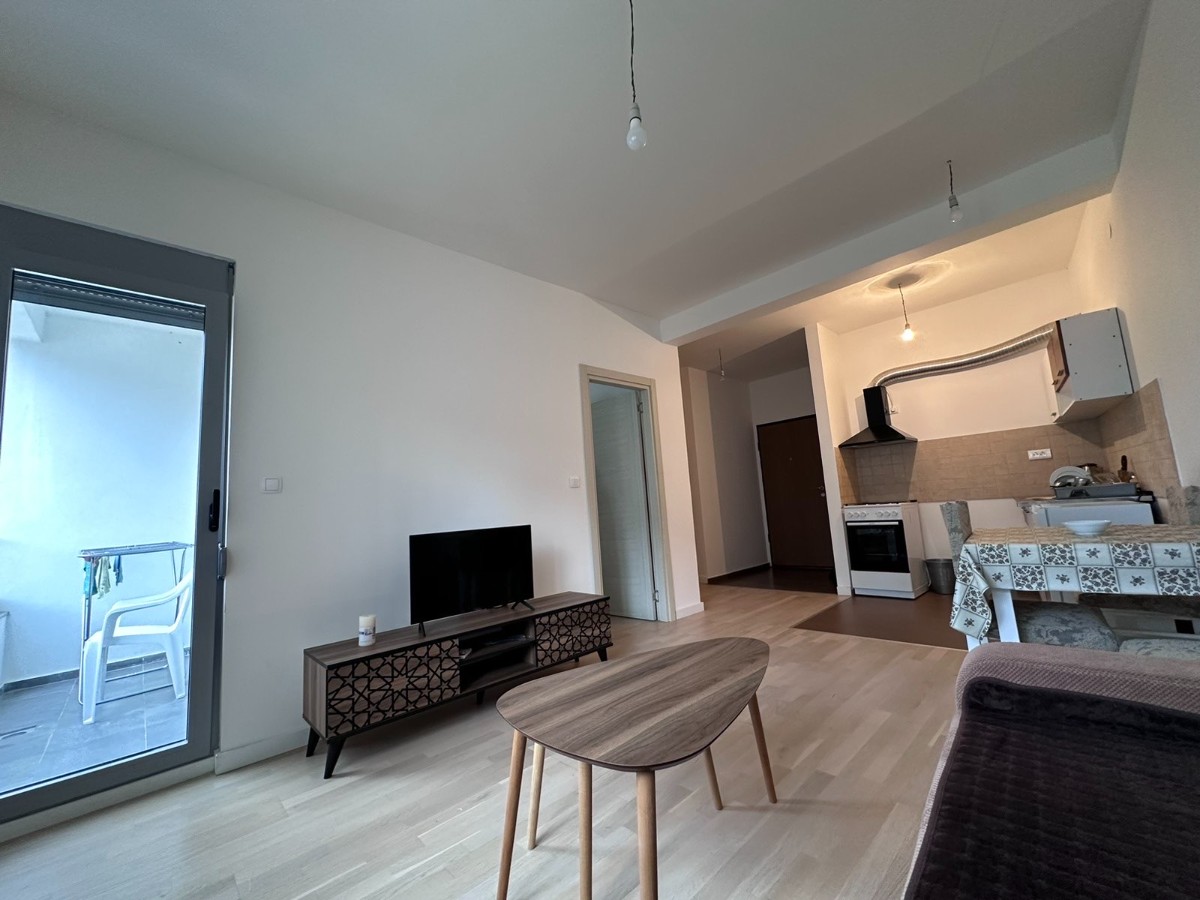 Izdaje se jednosoban, namjesten stan u Ulici Ilije Plamenca na Zabjelu