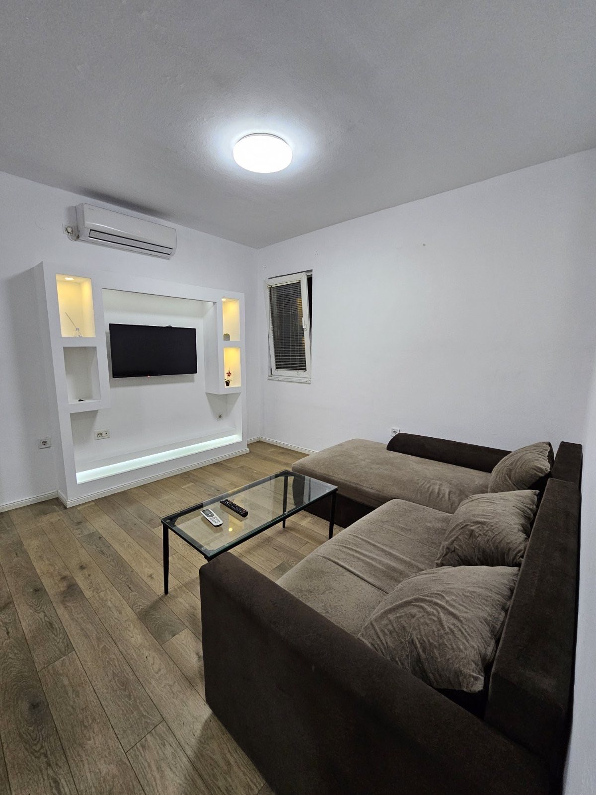 Izdaje se dvosoban stan na Starom Aerodromu, Podgorica. 