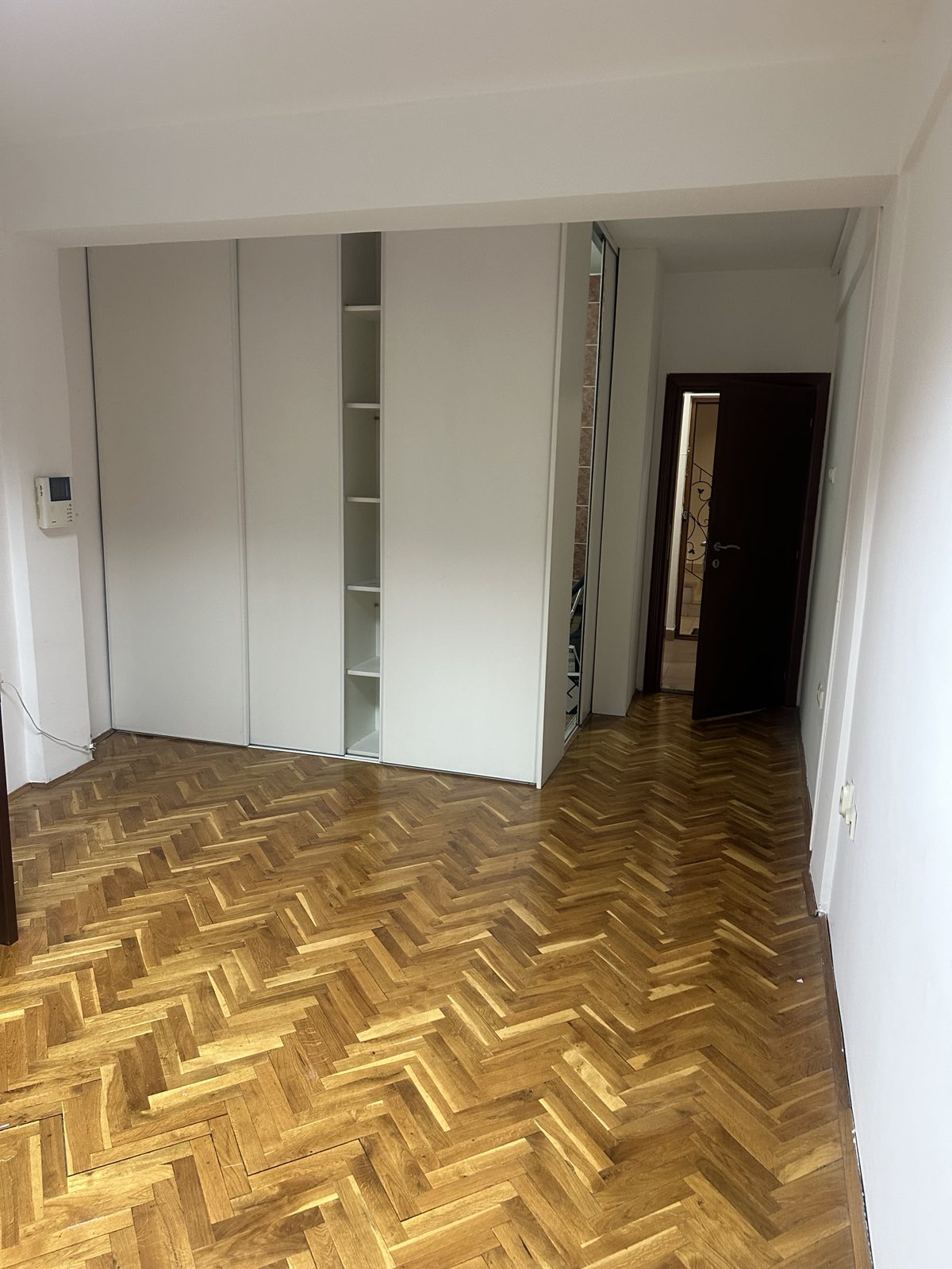 Izdaje se poslovni prostor u centru grada, Hercegovačka ulica, Podgorica. 