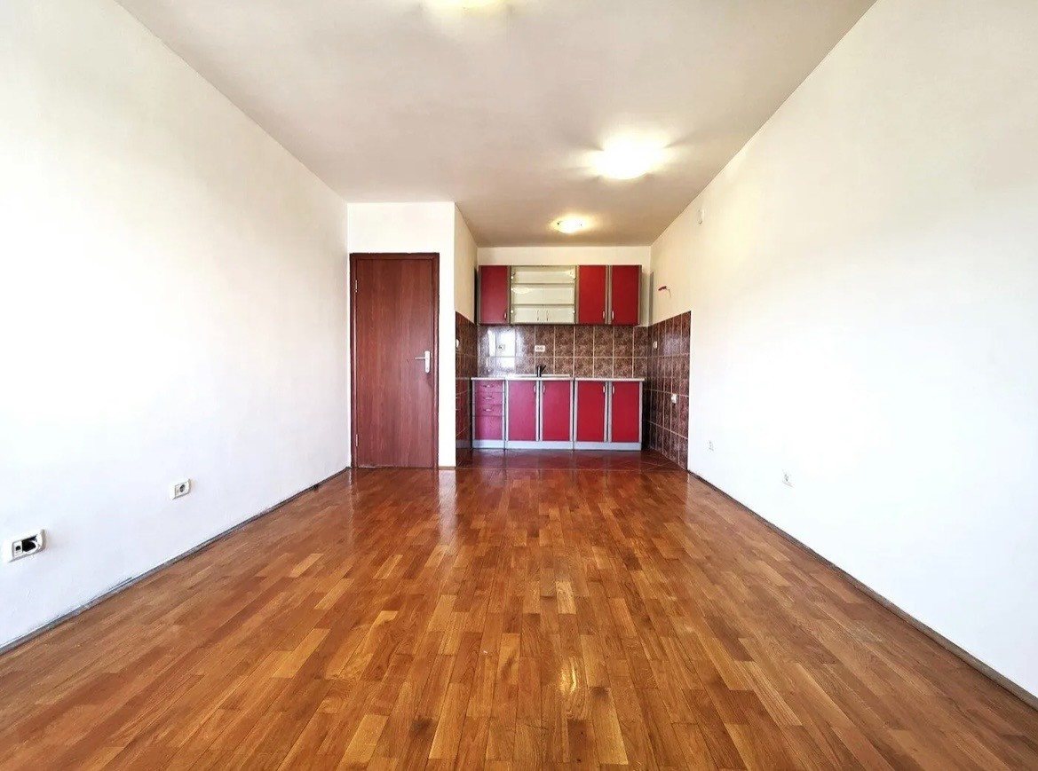 A one-room, unfurnished apartment for sale in the Ave Maria building, next to the Palata restaurant at the Old Airport