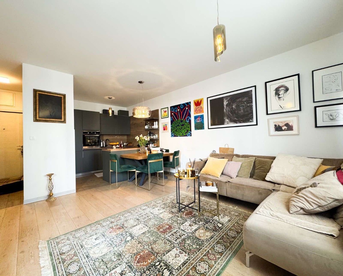 Prodaja dvosobnog, luksuzno namještenog stana sa garažom u Dalmatinskoj ulici, Podgorica