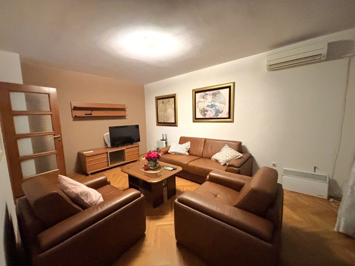 Prodaje se komforan jednosoban stan Preko Morače, Podgorica. 