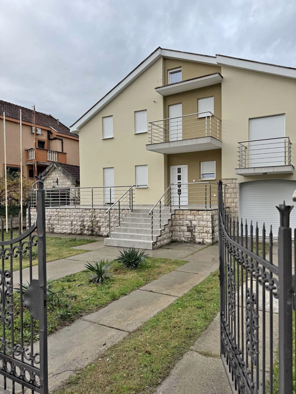 Izdaje se veca, nova i nenamjestena kuca na Starom Aerodromu