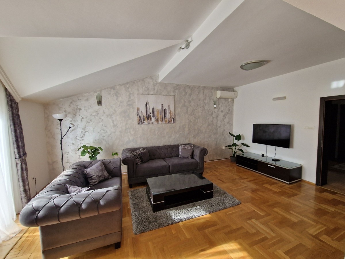 Izdaje se veci dvosoban, lijepo namjesten stan u kuci, Tolosi, Podgorica