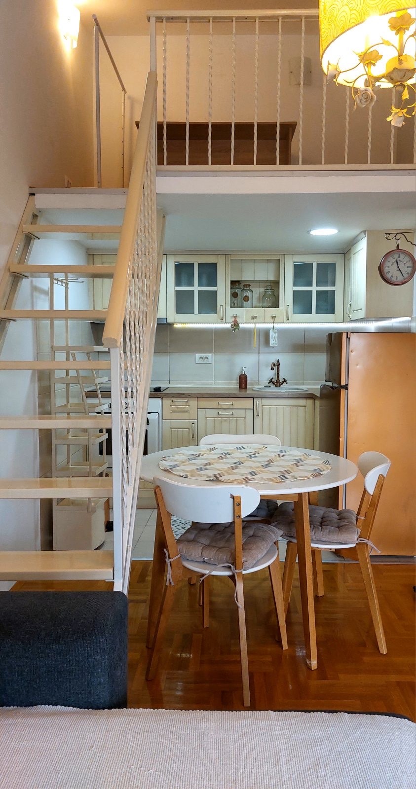 Izdaje se dvosoban, namjesten stan na Bulevaru Pera Cetkovica, Stari aerodrom, Podgorica